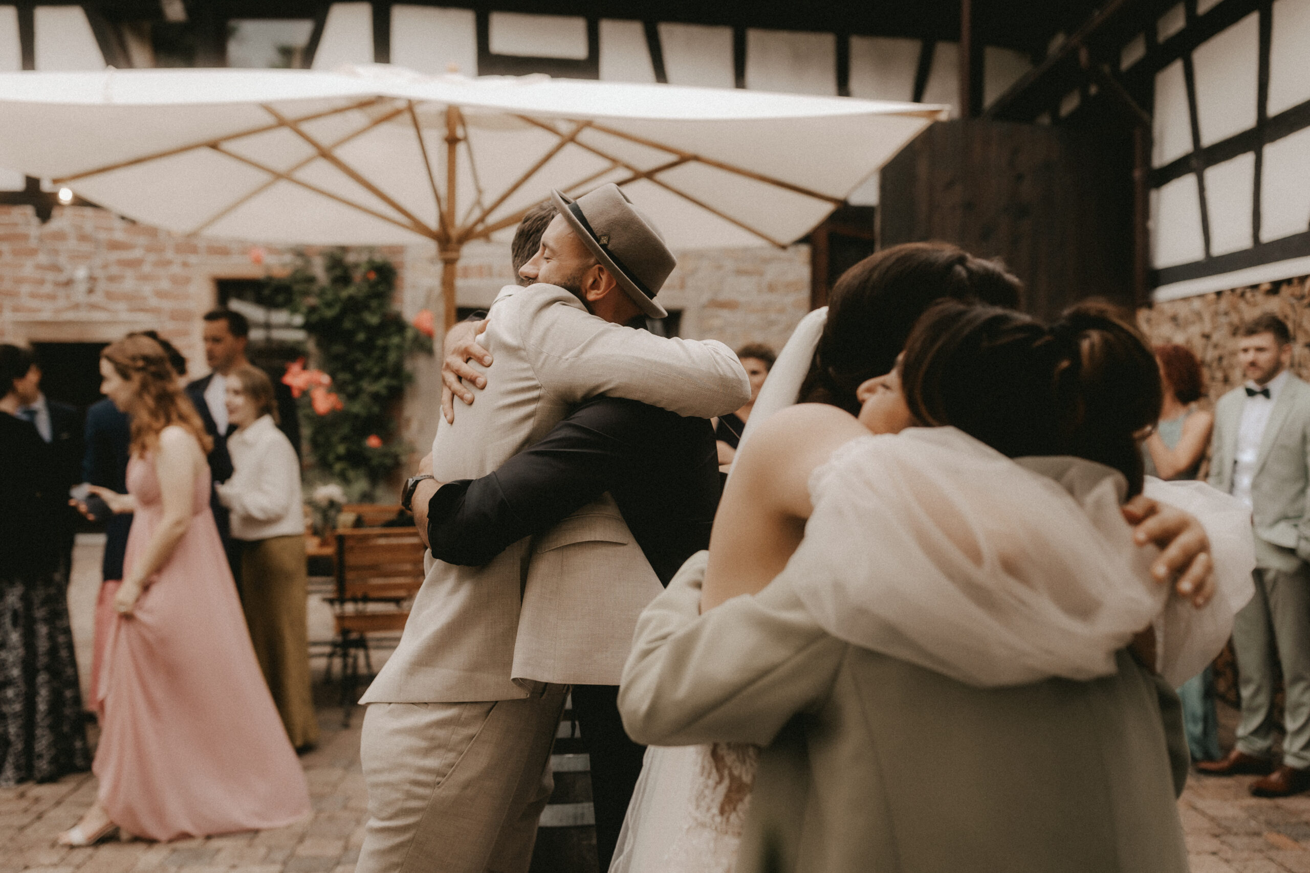 Braut und Bräutigam umarmen Hochzeitssänger & Hochzeitssängering Duo
