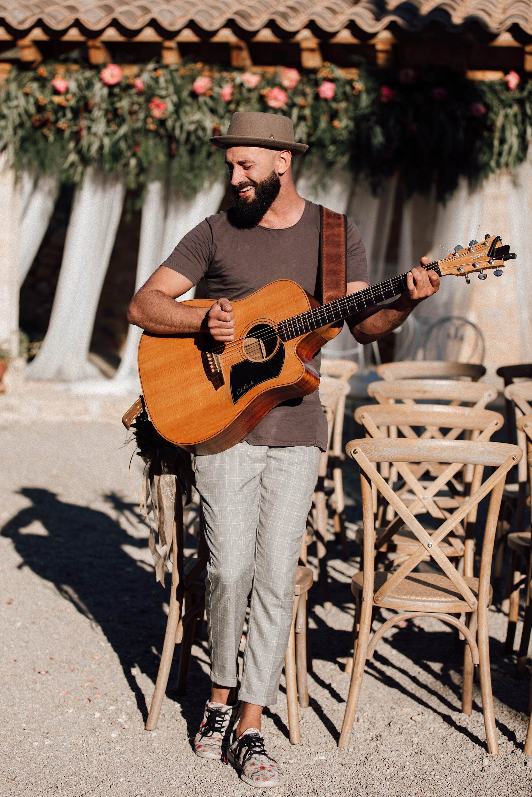 Hochzeitssänger spielt Gitarre und singt auf Hochzeit in Mallorca